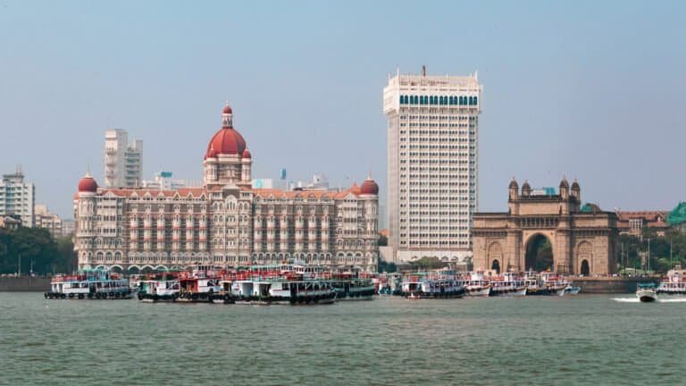 Panoramic view of the Taj Mahal Palace Hotel and Taj Tower with the Gateway of India, Colaba, Mumbai. Image: Wikimedia Commons / iMahesh, CC BY-SA 4.0.