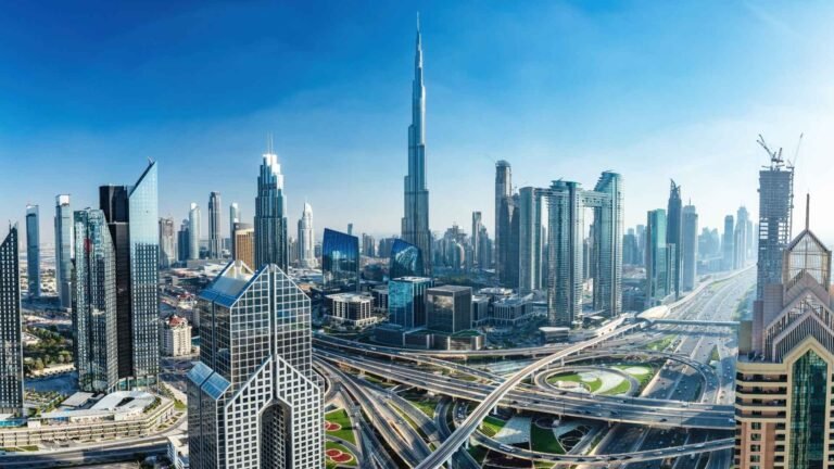 Travel to the United Arab Emirates: Futuristic Cities, Desert Landscapes and Arabian Luxury